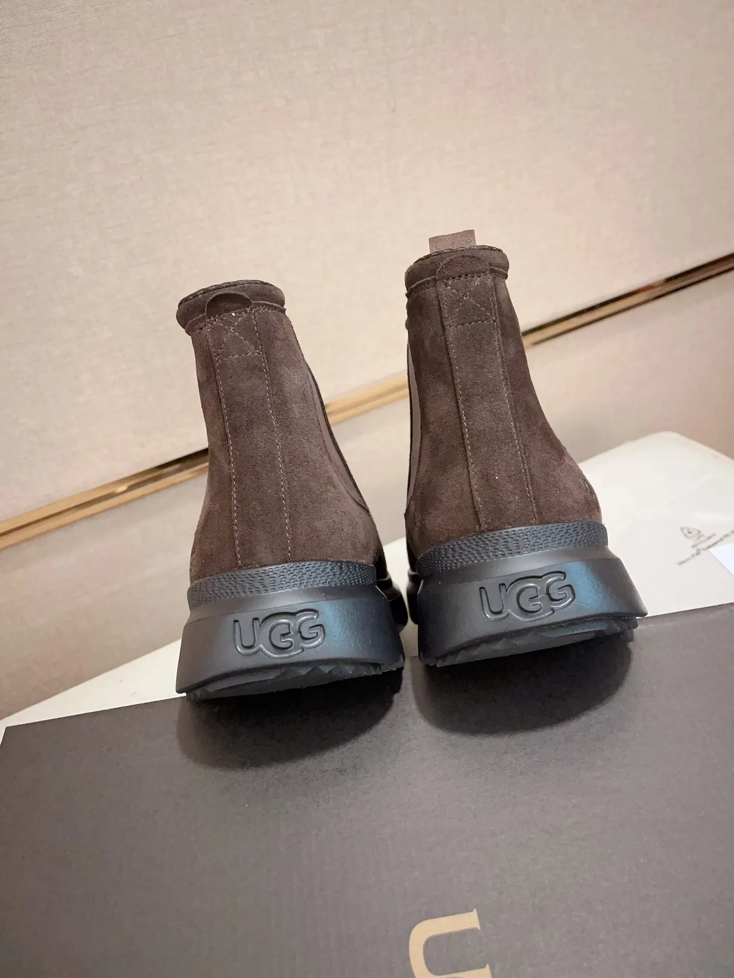Men's shoes💰: 600💰(high-end goods) UGG❄️❄️Latest model 1:1⃣️quality, fabric: high-end quality first-layer cowhide imported from Europe. Lining: wool lining, sole: pure imported rubber foam outsole. ❤️High-end goods, fine workmanship, trendy and fashionable. The fit is very classy. If you know the goods, you will definitely not be able to refuse😍😍Code number: 41-45. Can be customized 46.47.
